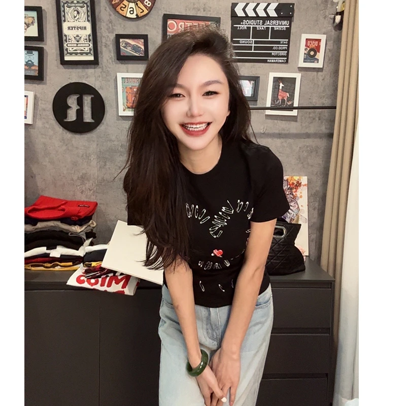 爱心别针印花棉T恤女2025新款修身显瘦柔软舒适圆领上衣