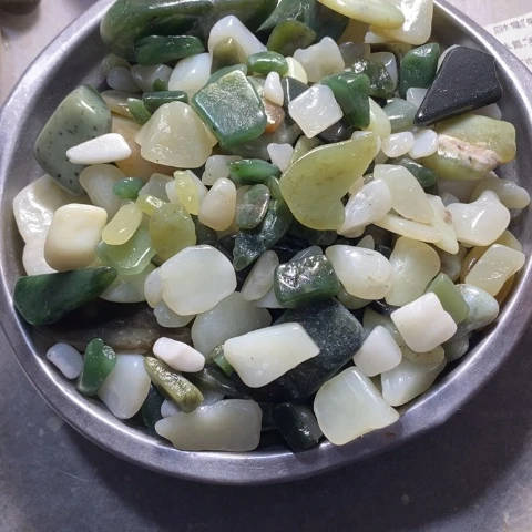 未镶嵌和田玉（糖玉）挂件牛****业