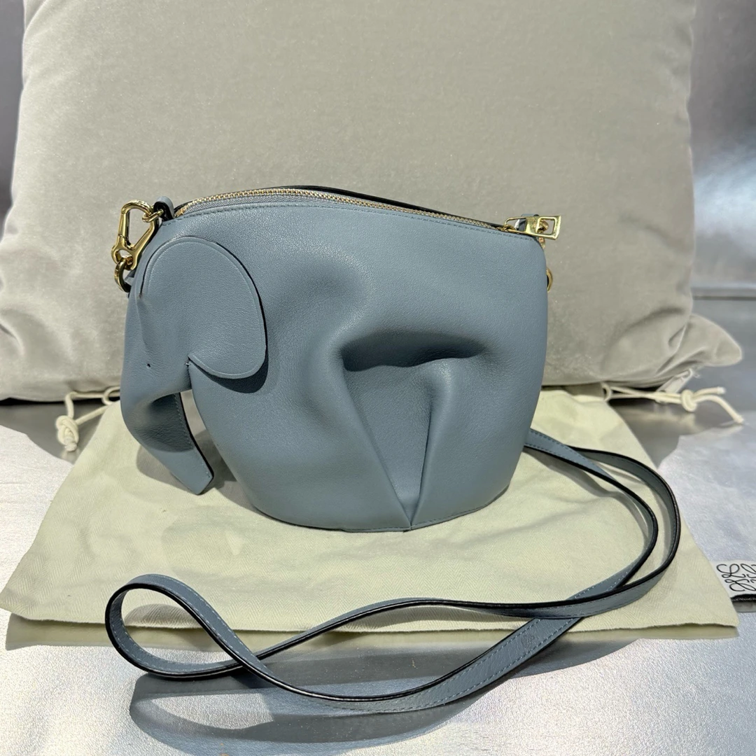95新 LOEWE/罗意威 雾霾蓝色小象斜挎包12*15