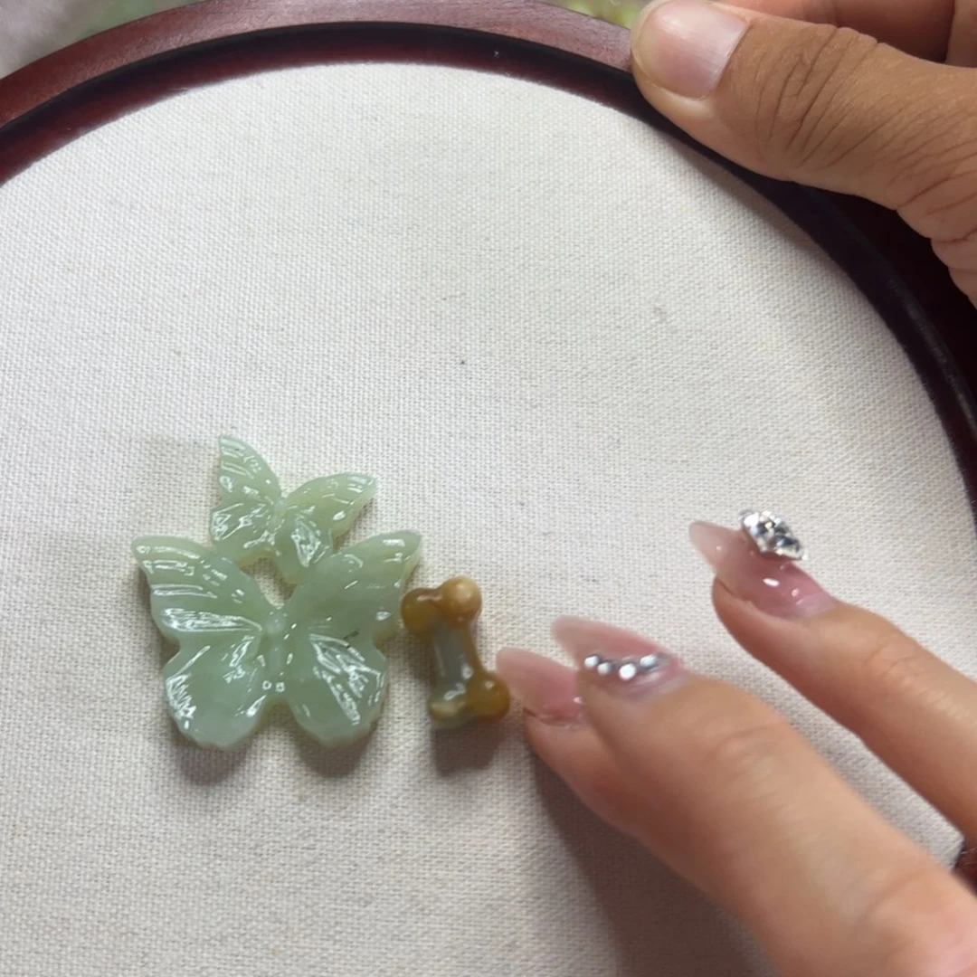 蛇纹石玉未镶嵌颈饰岫玉子母蝴蝶吊坠