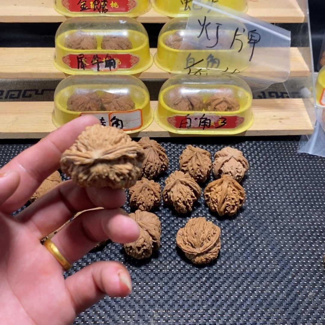 大***达文玩核桃吊坠核桃异形