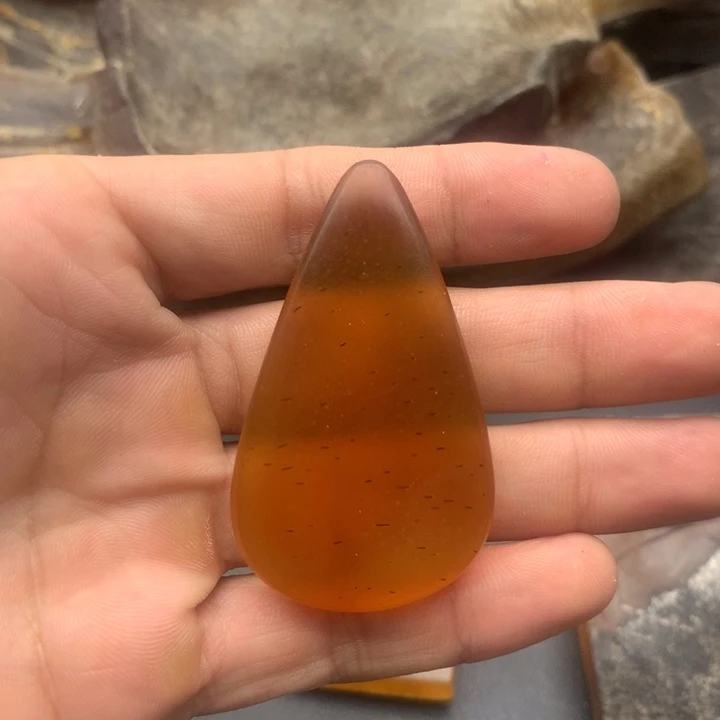 只买单纯的吊坠，没带链子，属的性质。皮质