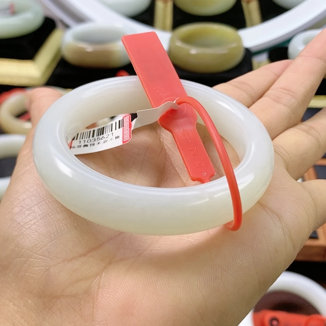 素***颜和田玉未镶嵌手镯55