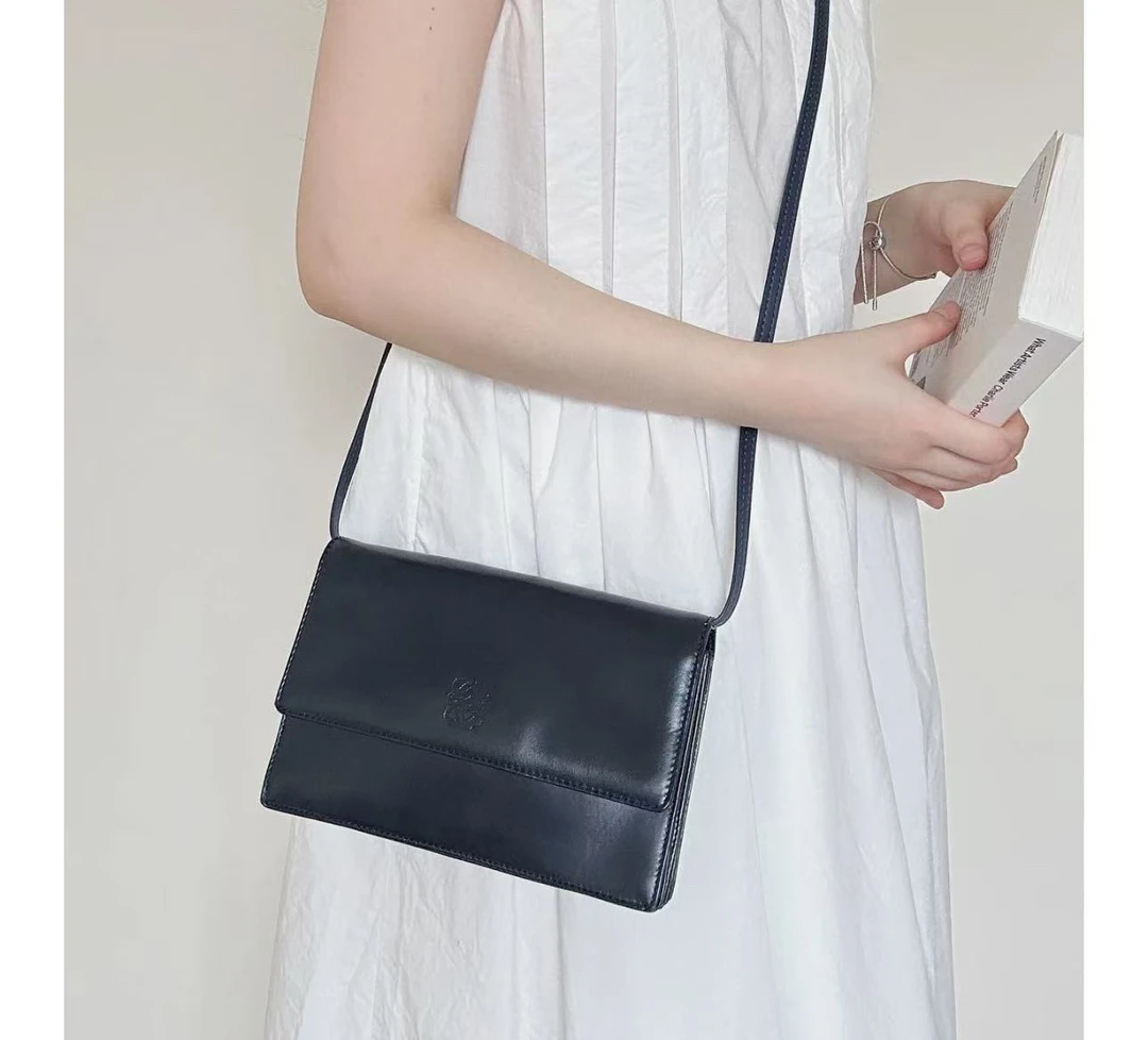 95新 LOEWE/罗意威 LOEWE罗意威黑色斜挎包 08192