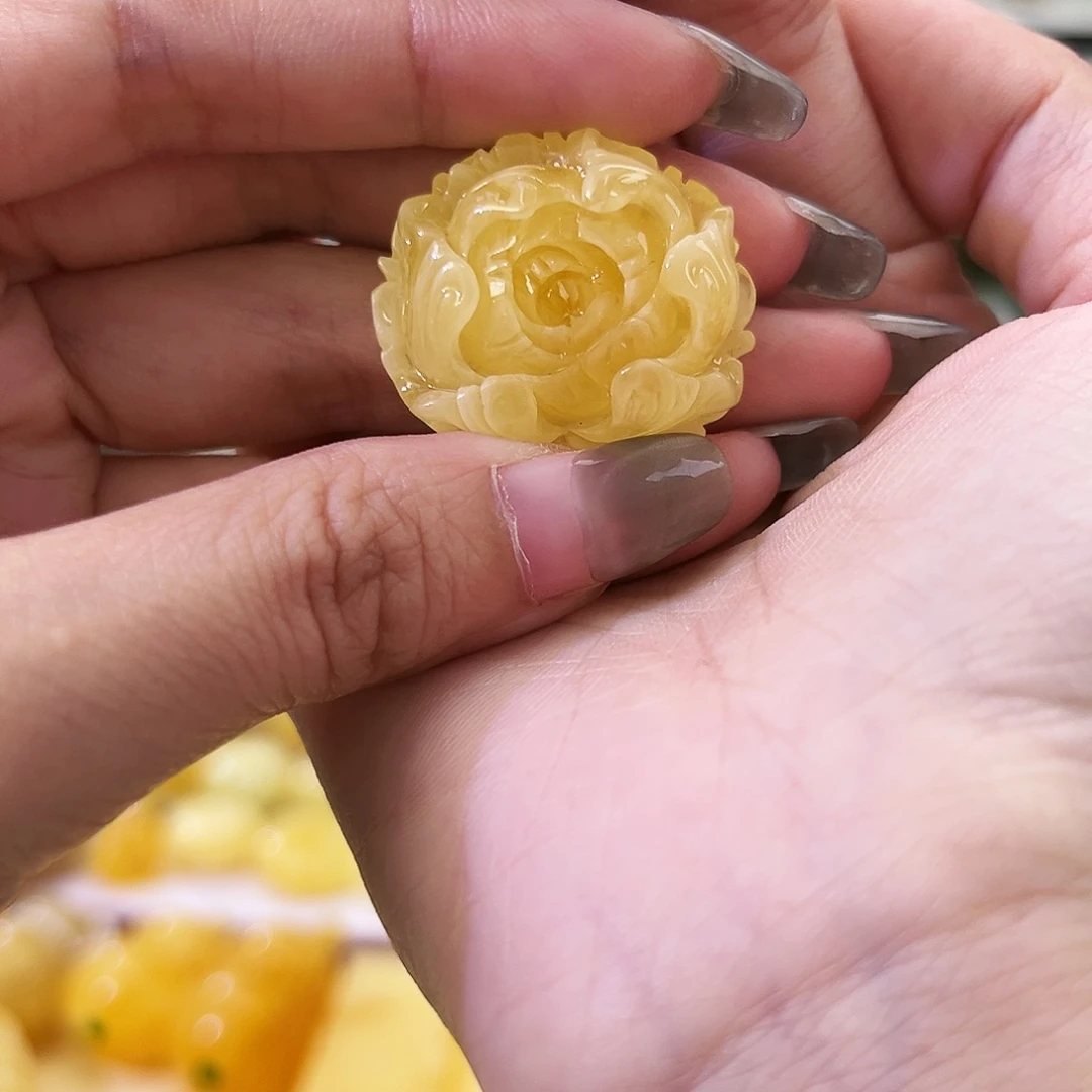 未镶嵌琥珀裸石牡丹花4.4g
