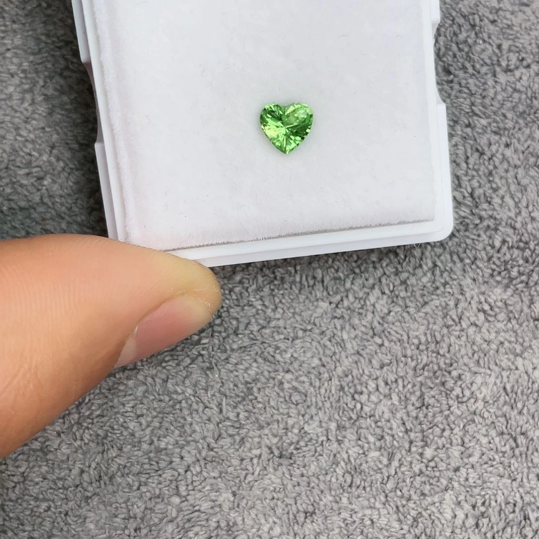 石榴石（沙弗莱）裸石未镶嵌0.81Ct。