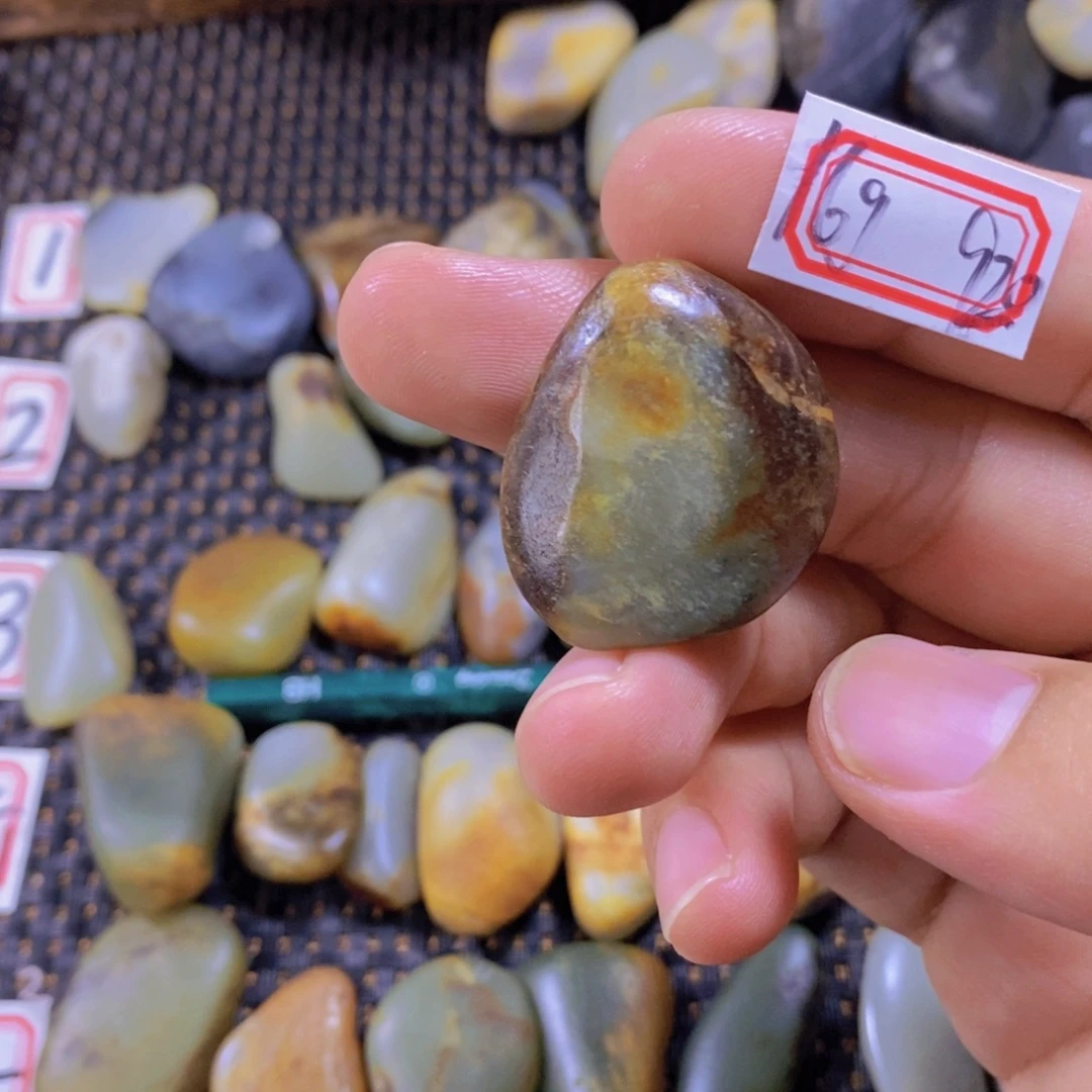 颈饰未镶嵌和田玉（糖玉）