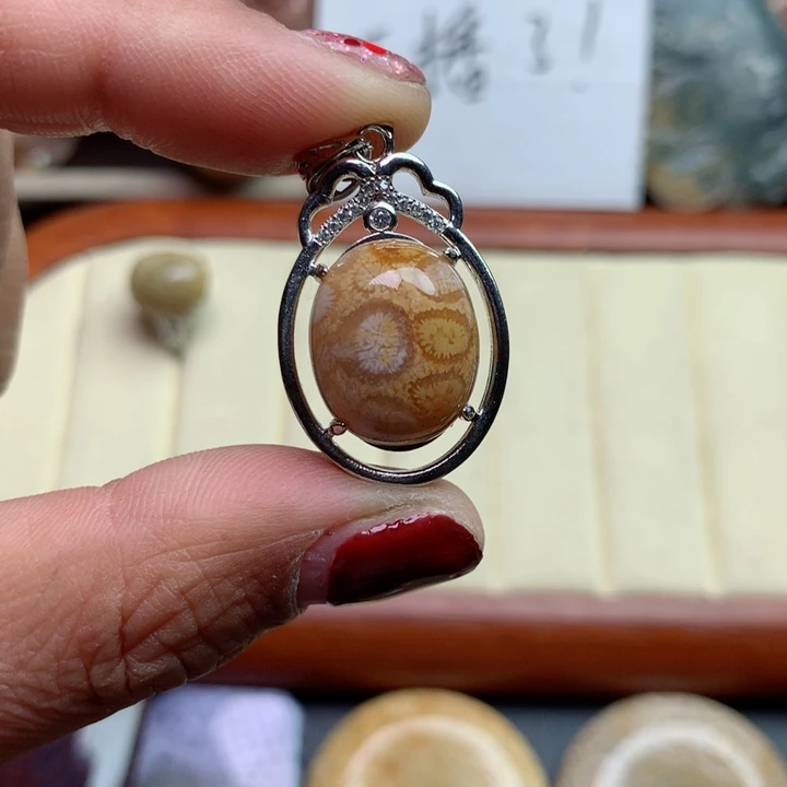 硅化珊瑚（珊瑚玉）颈饰足银镀金镶嵌