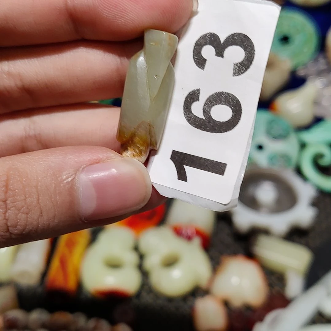 透闪石质玉未镶嵌颈饰