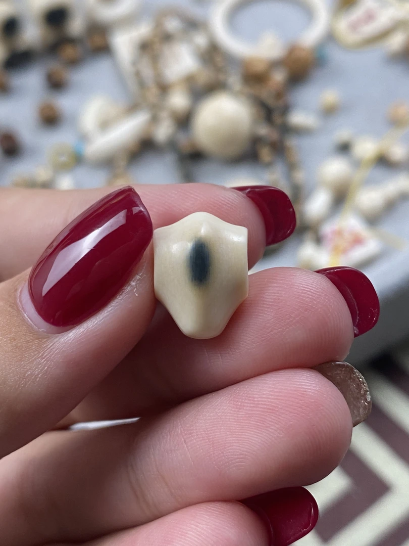 猛犸牙蓝眼三通 对孔10.3*高13.8*厚10.2 配饰带皮纹