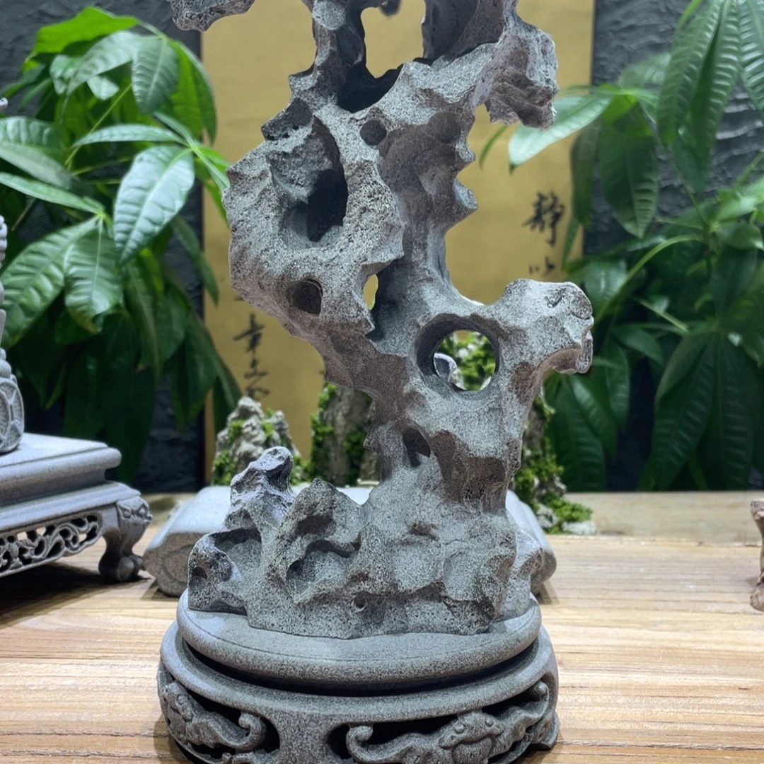 石材假山一个圆桌一个