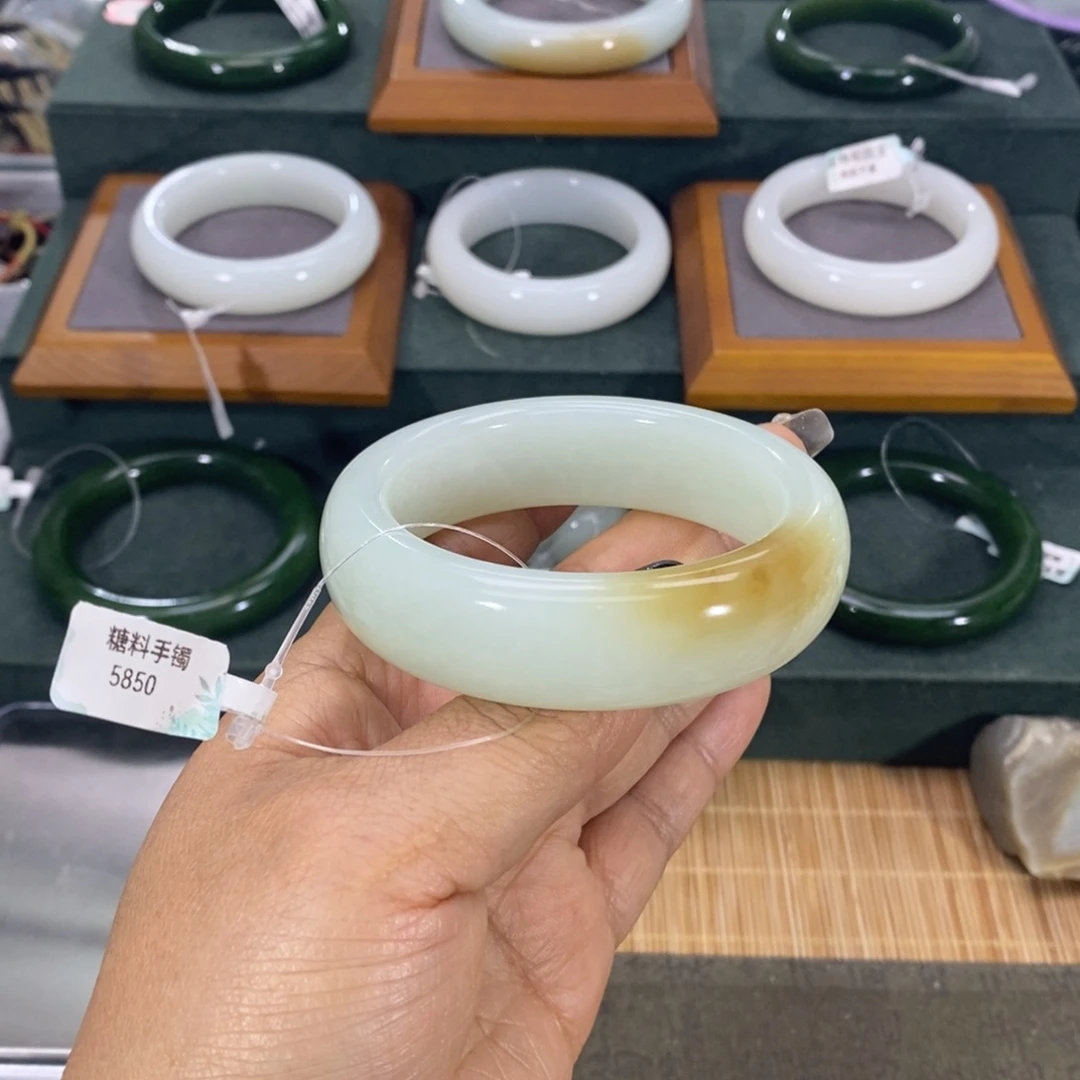 和田玉手镯未镶嵌