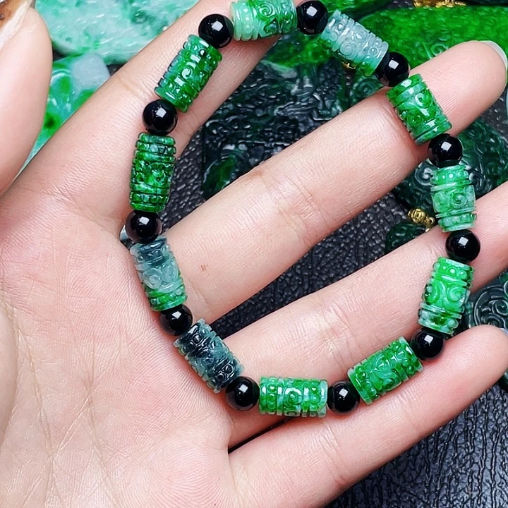 翡翠未镶嵌颈饰多样性