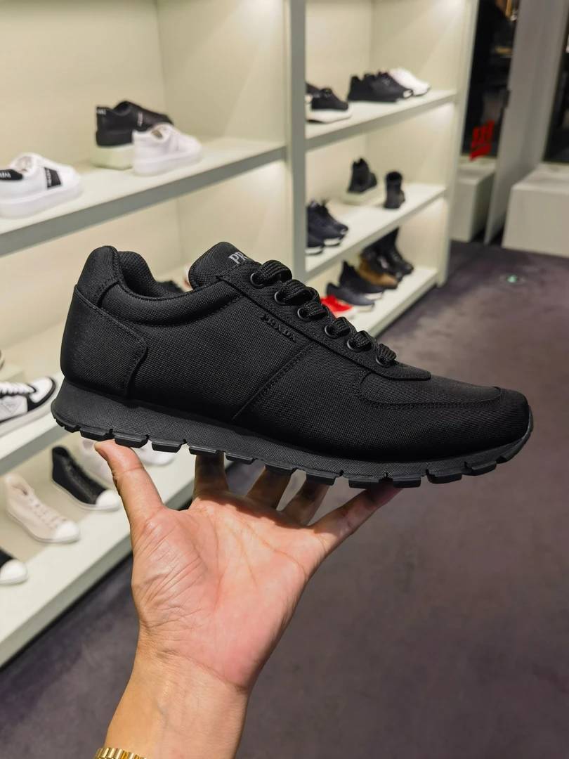 全新未使用 Prada/普拉达 男士黑色休闲鞋PX158