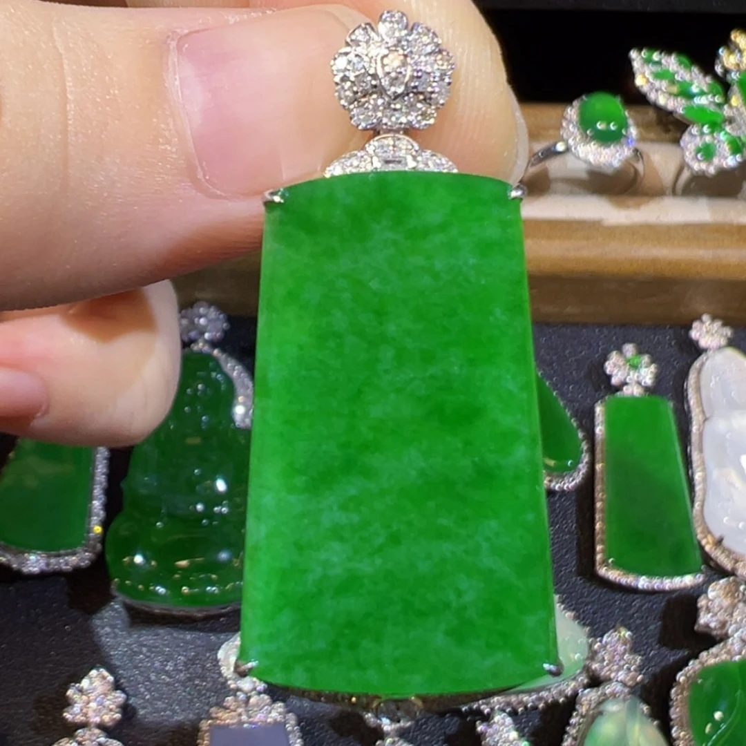 【闪购商品】颈饰18K金镶嵌翡翠