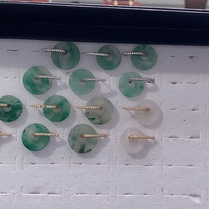 石英质玉（非洲翠）未镶嵌耳钉