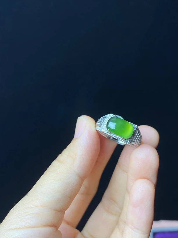 和田玉碧玉绿猫戒指 冰底阳绿起光马鞍戒指 精致款
