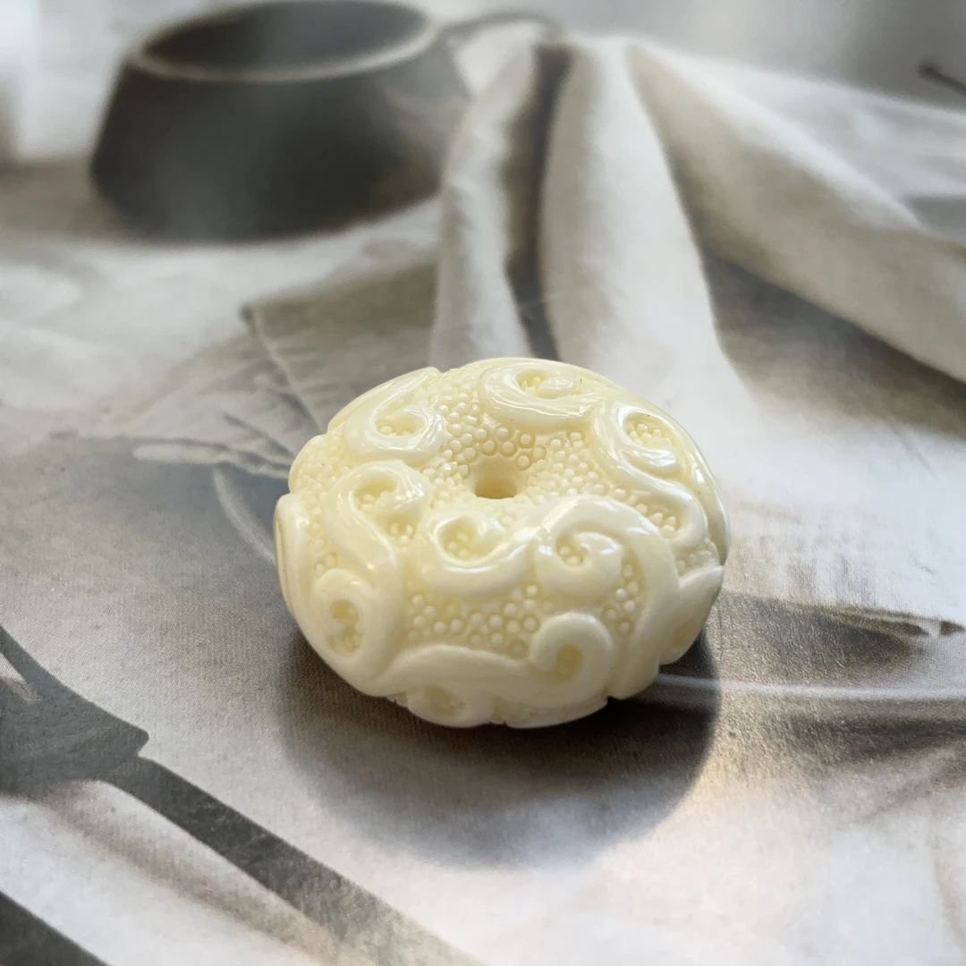 密蜡奶白浓蜡回纹扣