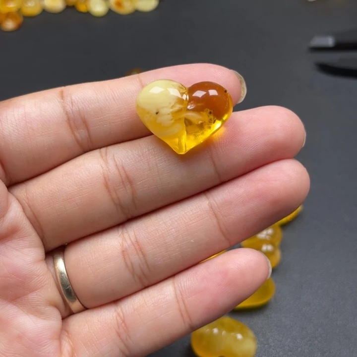 琥珀未镶嵌裸石瑕疵特价