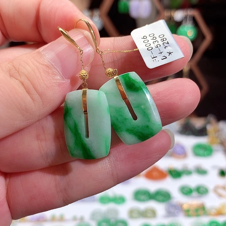 18K金镶嵌翡翠耳饰