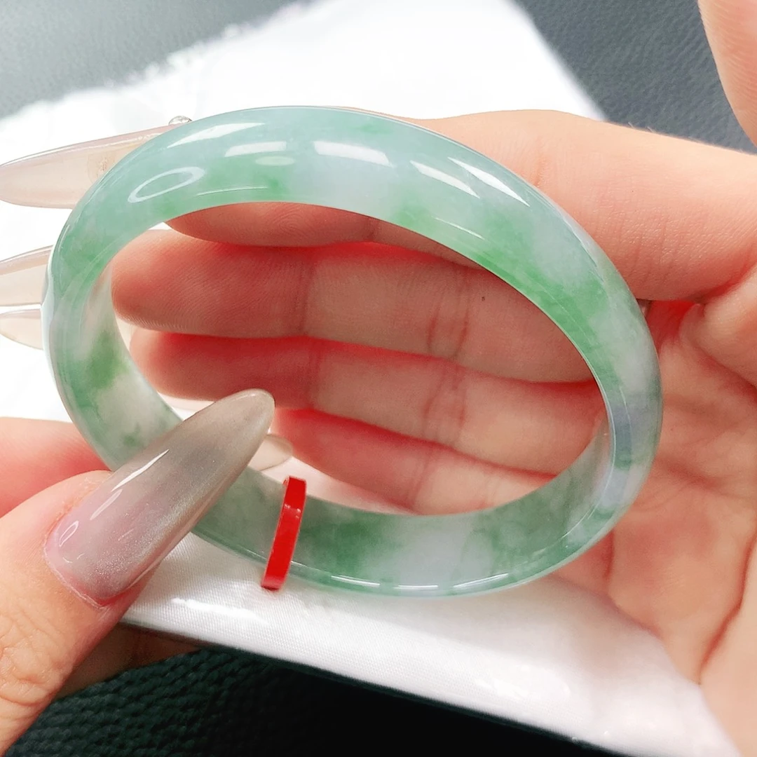 翡翠手镯未镶嵌56贵