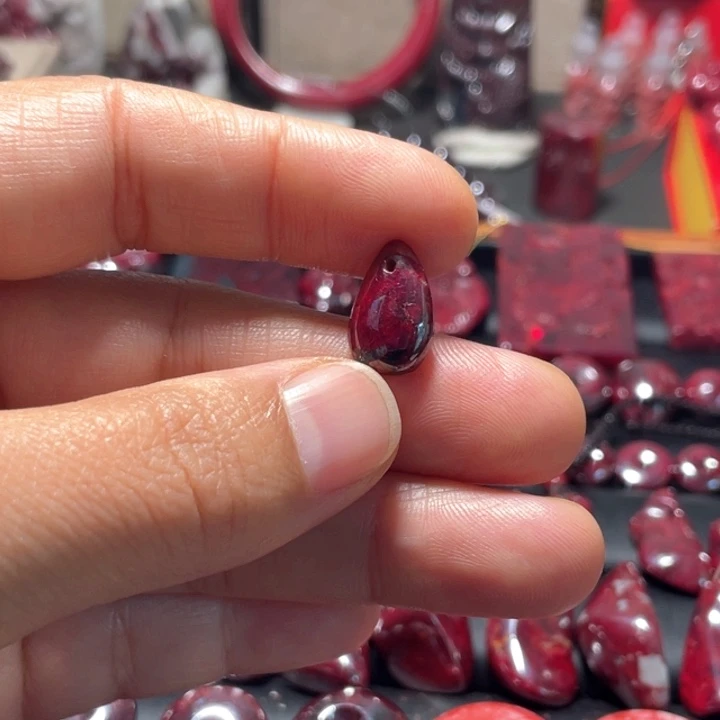 天然辰砂原矿水滴吊坠2.7克