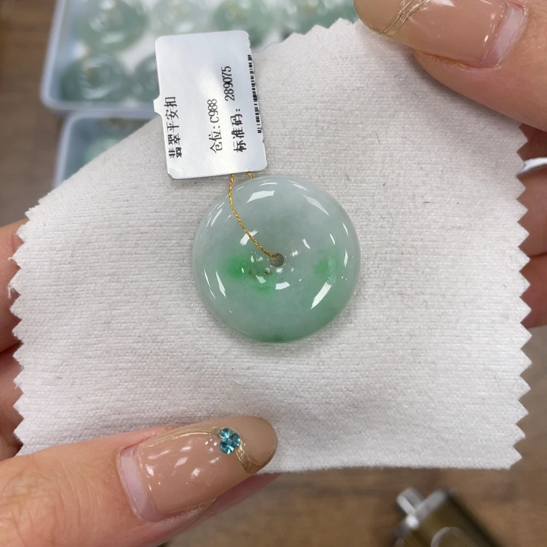 翡翠未镶嵌颈饰平安扣