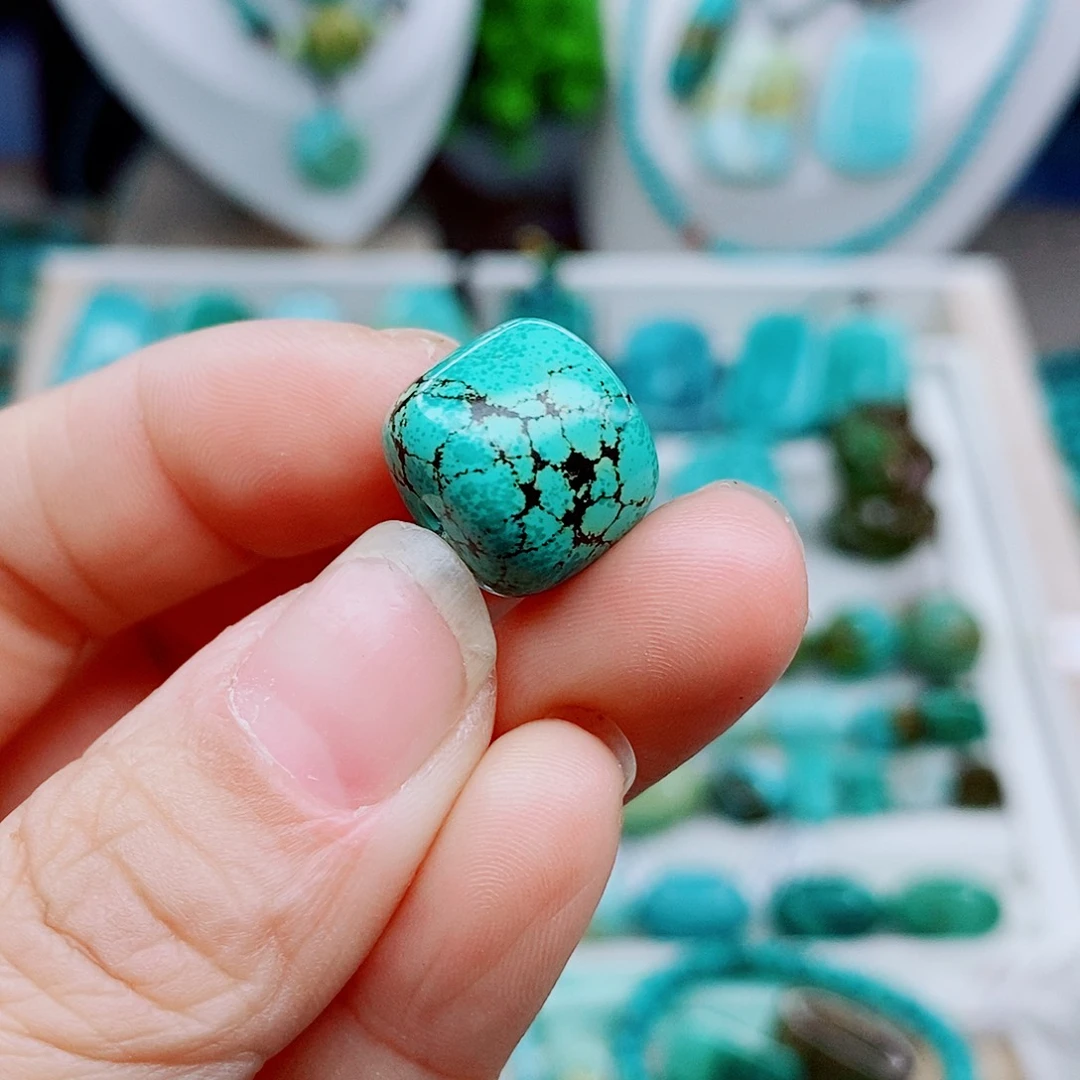 绿松石未镶嵌颈饰