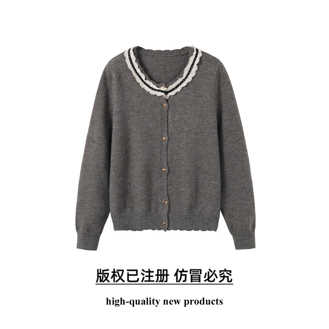 奢姿大码女装2025秋季时尚蕾丝饰条针织衫胖妹妹气质心形纽扣上衣