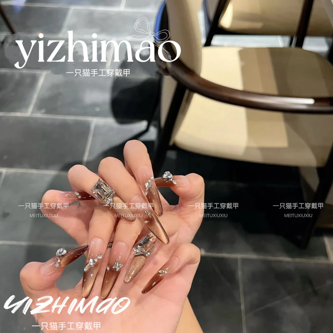 秋冬高级长款贵气感咖色猫眼方钻细狗甲手工穿戴甲渐变细边堆钻