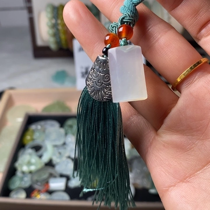 蛇纹石玉颈饰未镶嵌