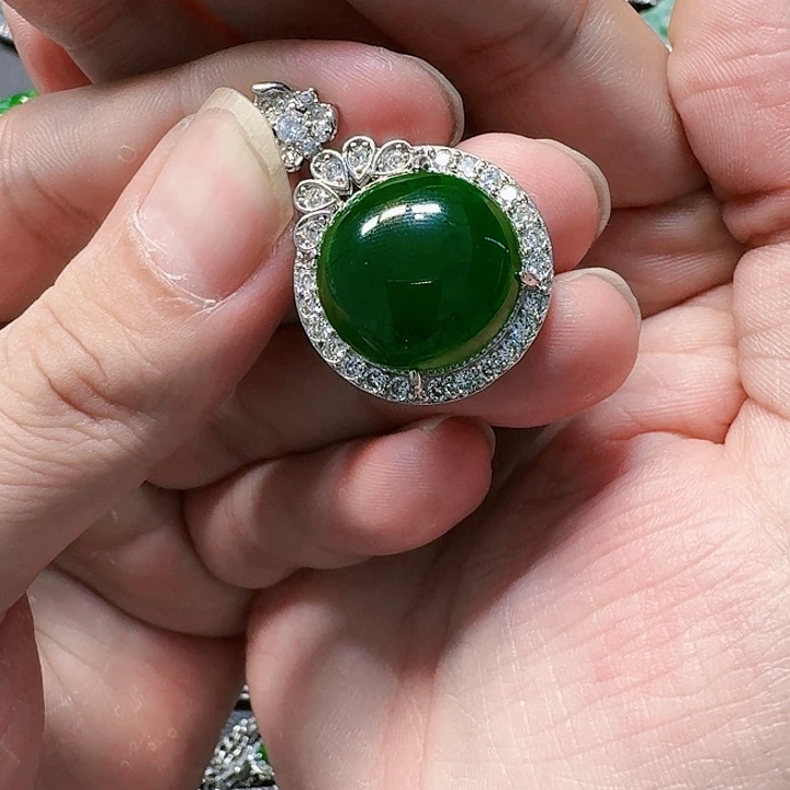 翡翠颈饰未镶嵌天然A货翡翠放漏