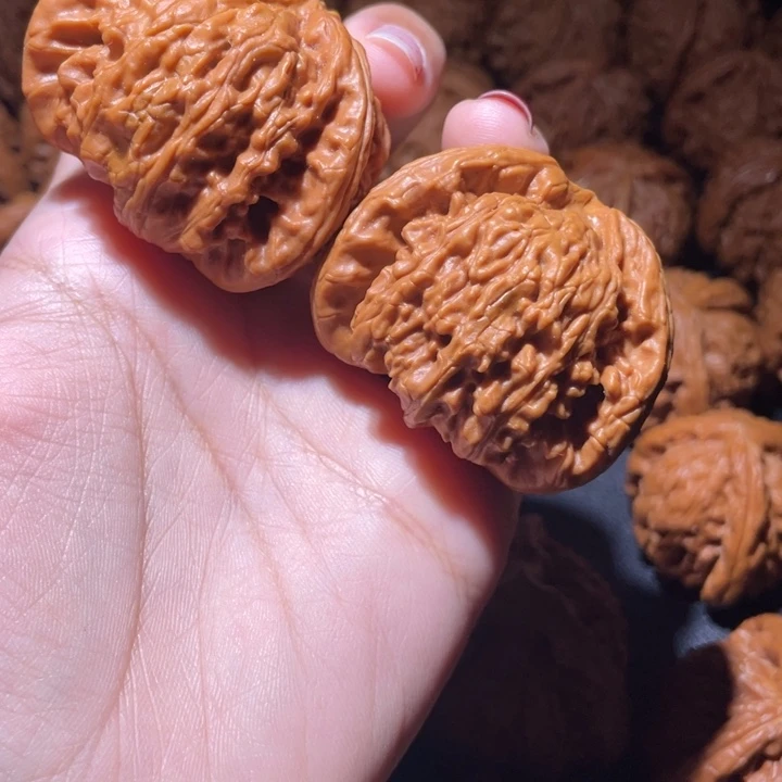 紅***號桃核吊坠白狮子小妹拼接三棱