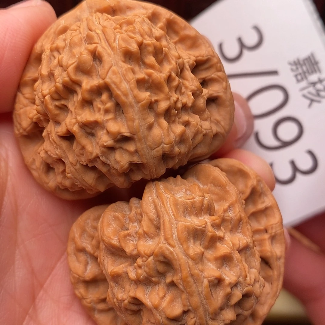 文玩核桃把件42三角白