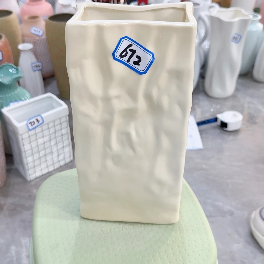 672号陶瓷高25厘米瑕疵一个