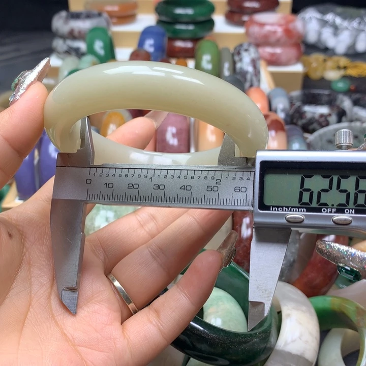 未镶嵌手镯石英质玉