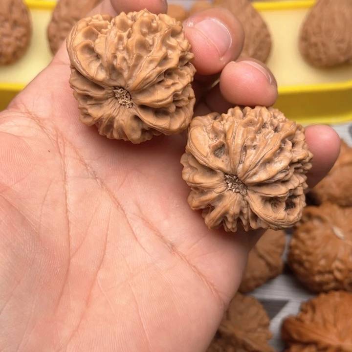 文玩核桃把件何****.龙门涧