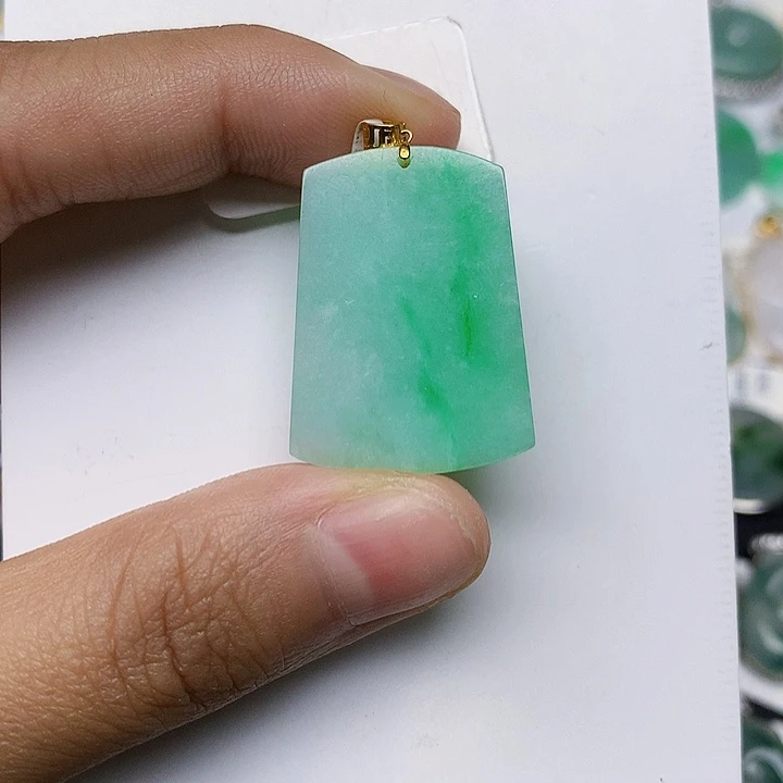 颈饰18K金镶嵌翡翠天然翡翠