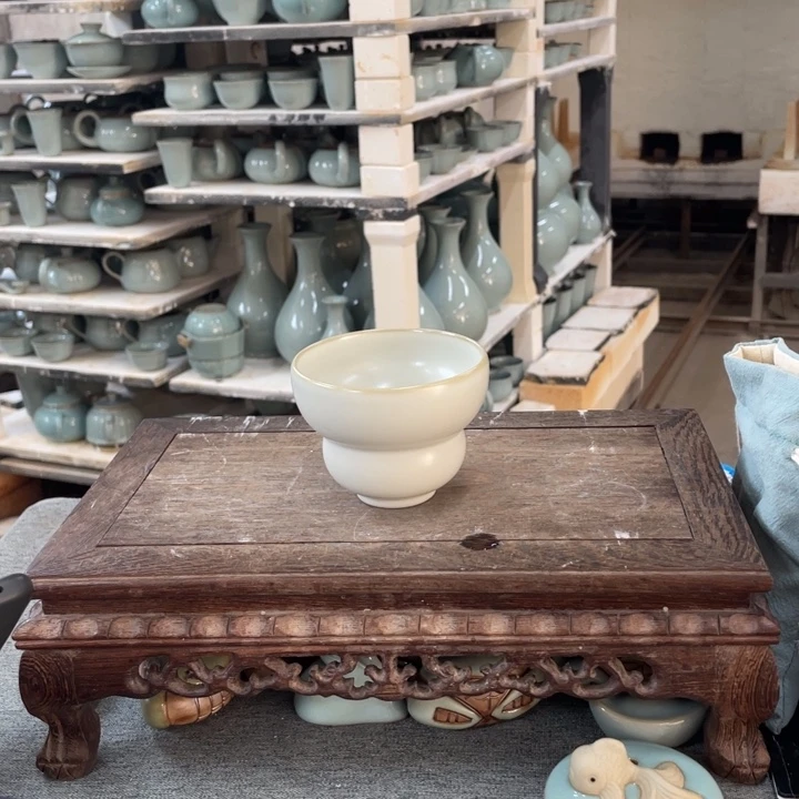 摆件月白釉手拉支烧葫芦杯