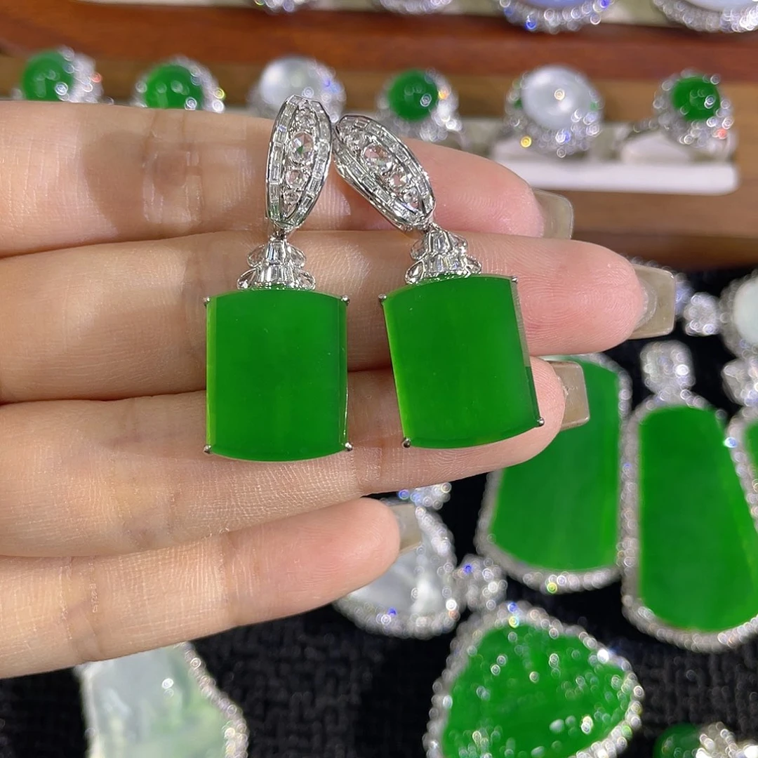 18K金镶嵌翡翠耳饰无事牌