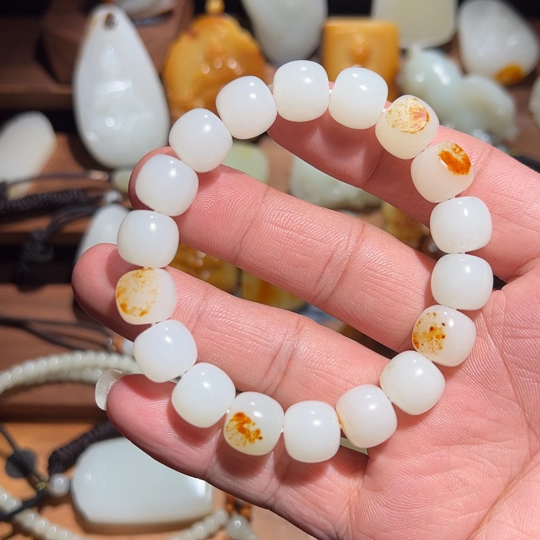 灰***狼和田玉未镶嵌颈饰