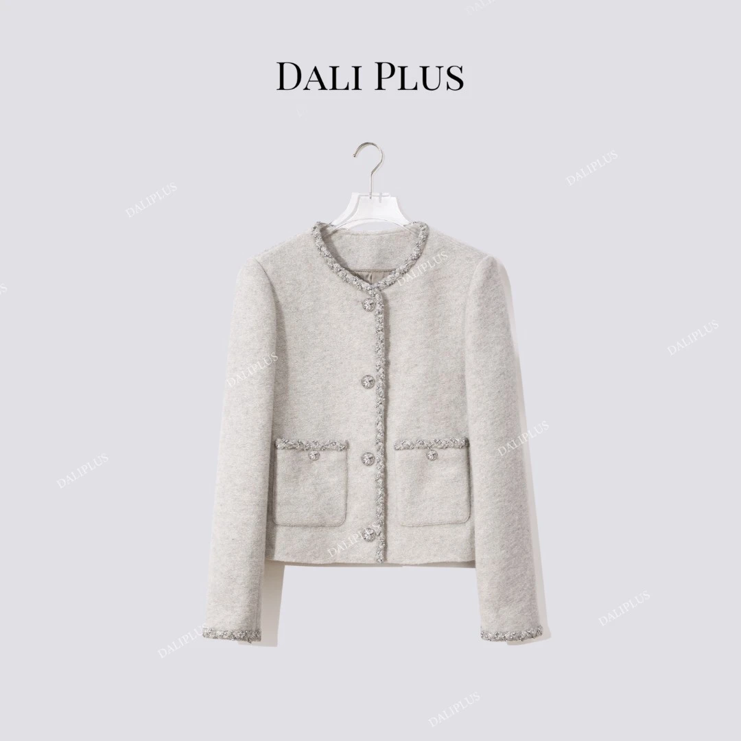 DALI PLUS“重工银灰小香”高克重羊毛钉珠编织带外套-D5TY0110