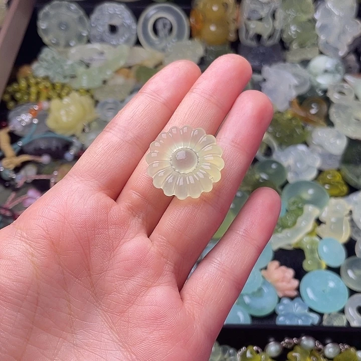 蛇纹石玉合金颈饰太阳花