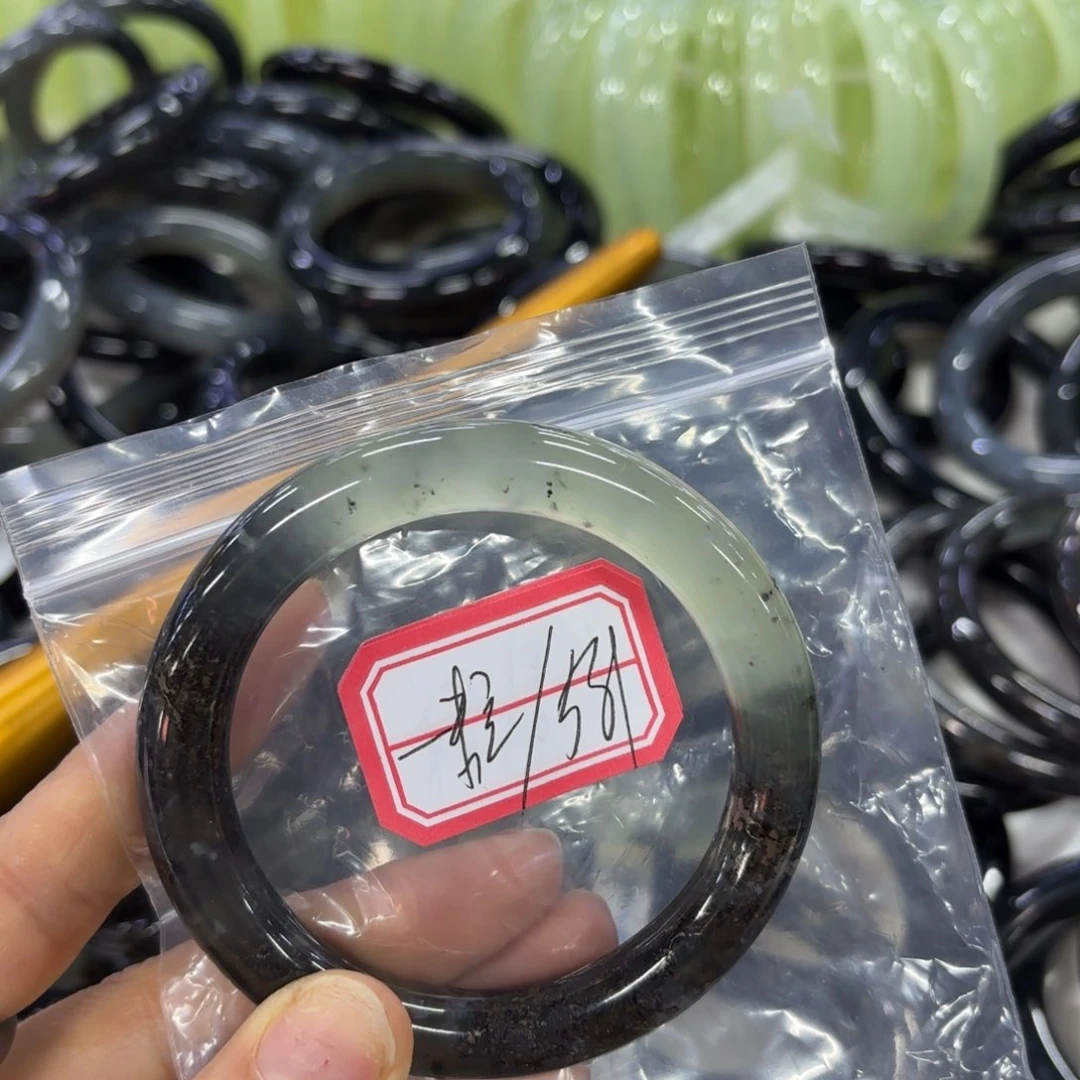 蛇纹石玉手镯未镶嵌一*沙