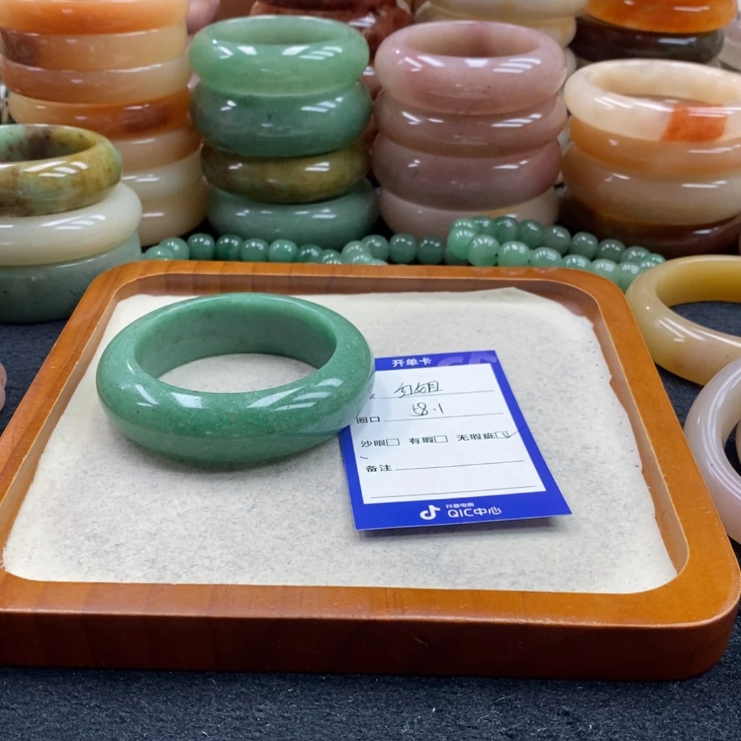 红***姐石英质玉未镶嵌手镯