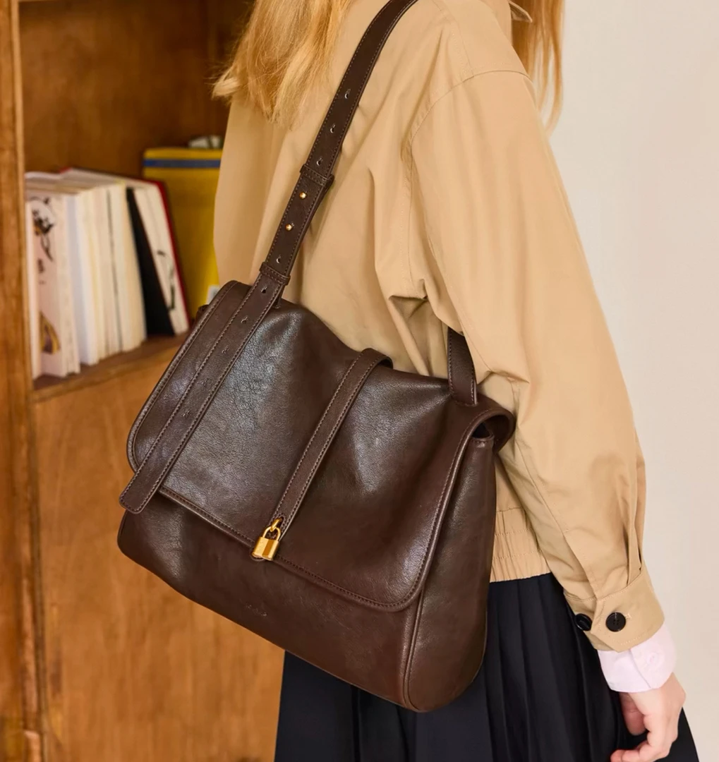 流浪翻盖公文包百搭托特包锁头大容量单肩包时尚2025款通勤65361