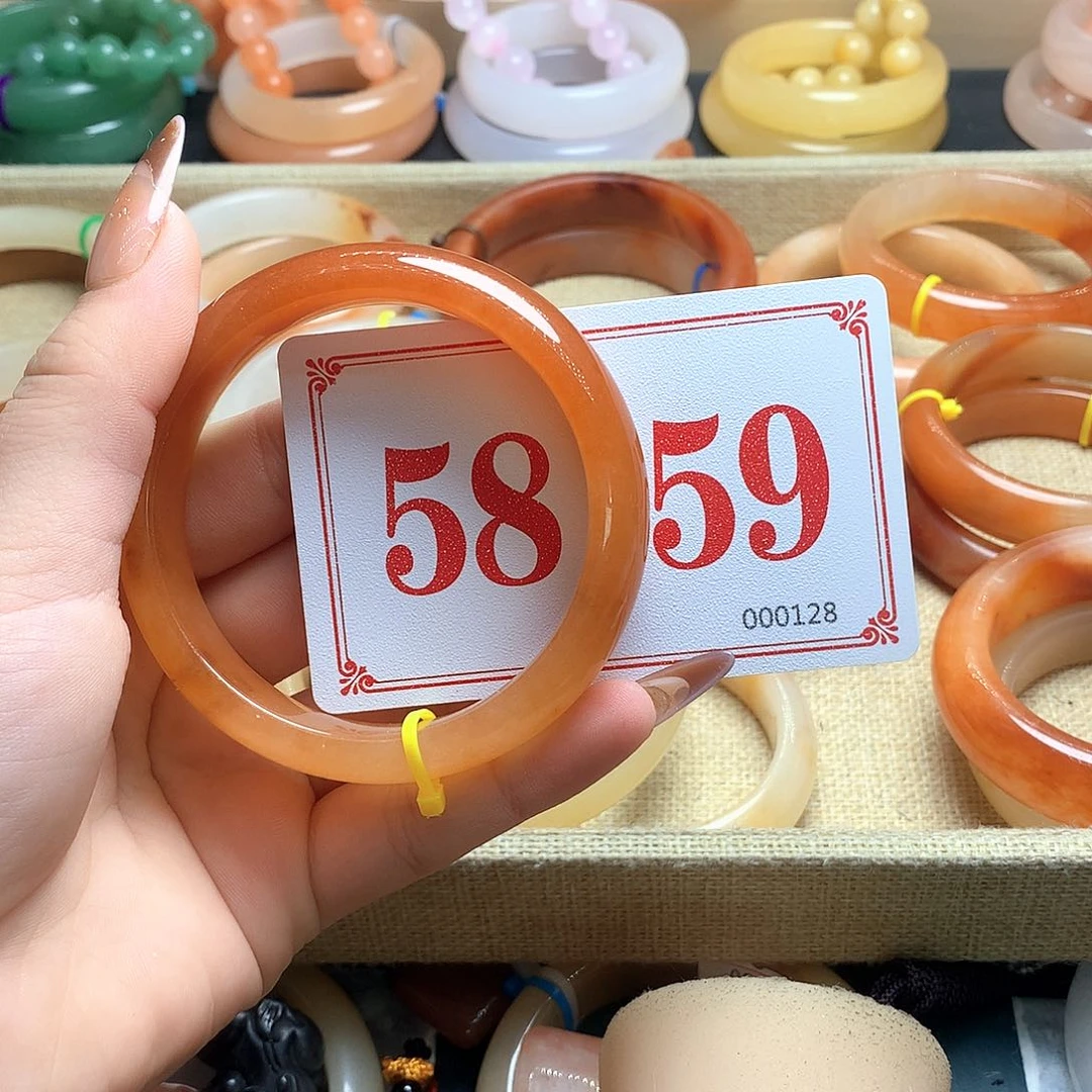 未镶嵌石英质玉（黄龙玉）手镯