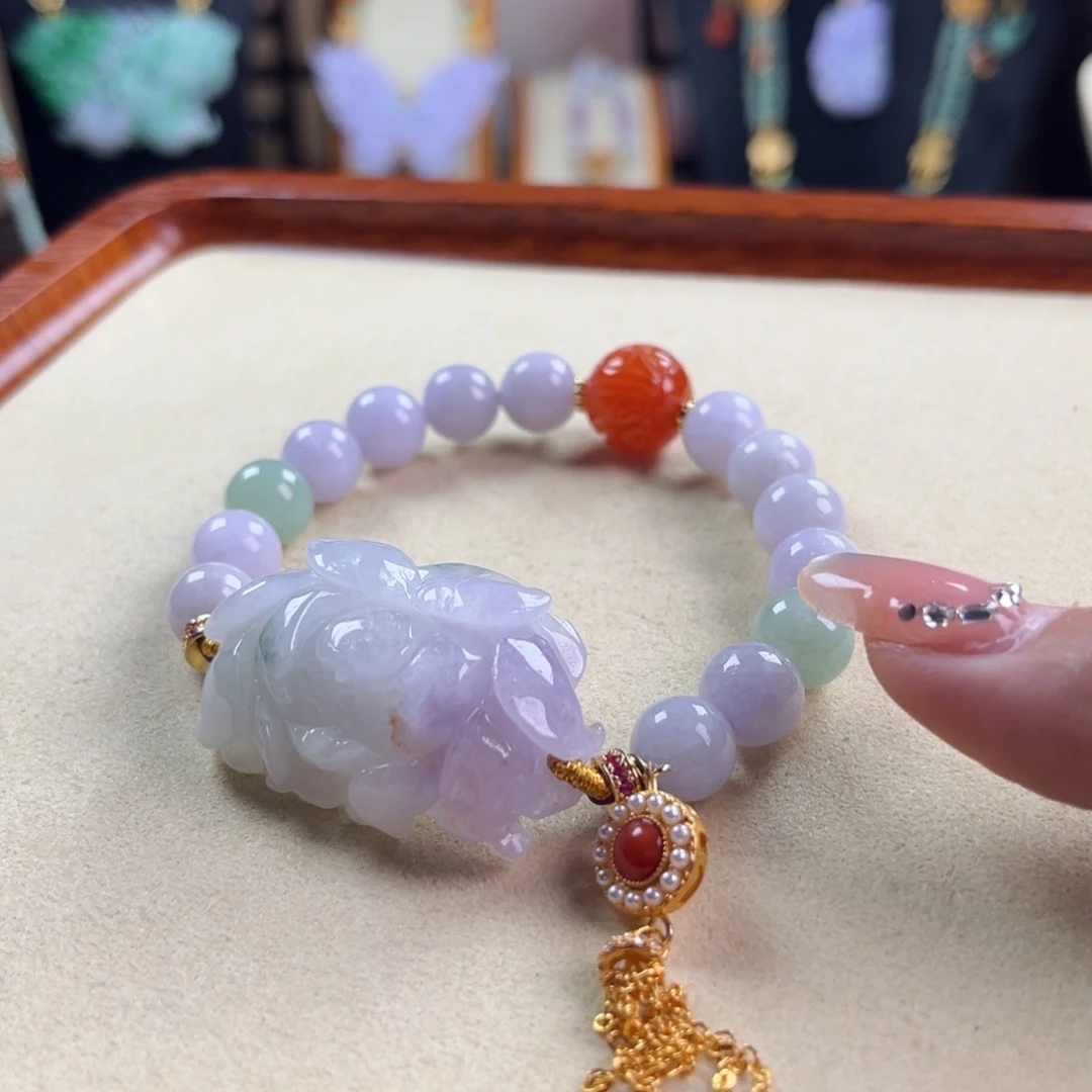 翡翠未镶嵌颈饰莲花