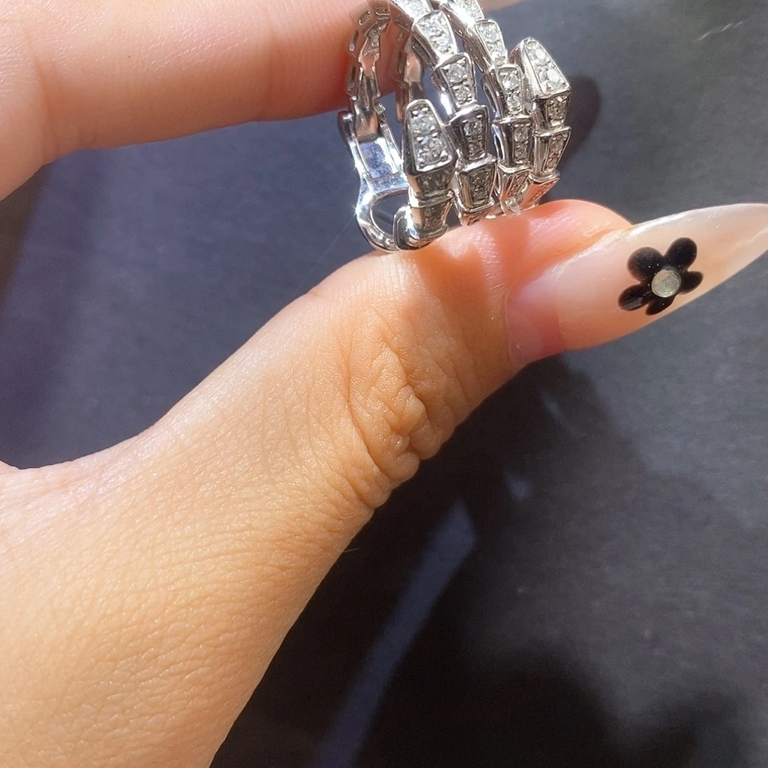 18K金镶嵌耳饰钻石灵蛇耳拍k白