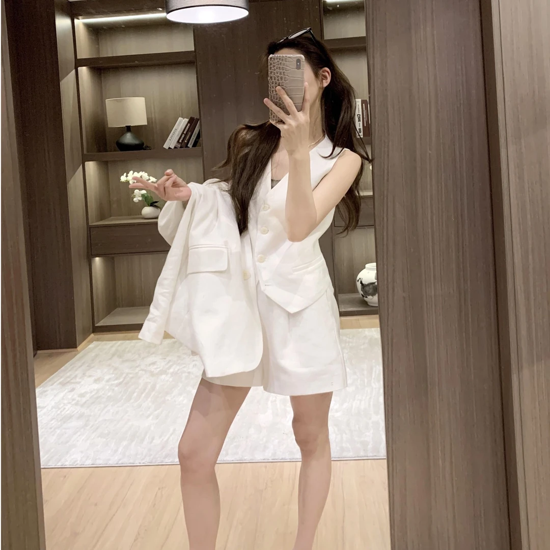 高档西装套装女2025年小香风高级感西装马甲短裤超火三件套